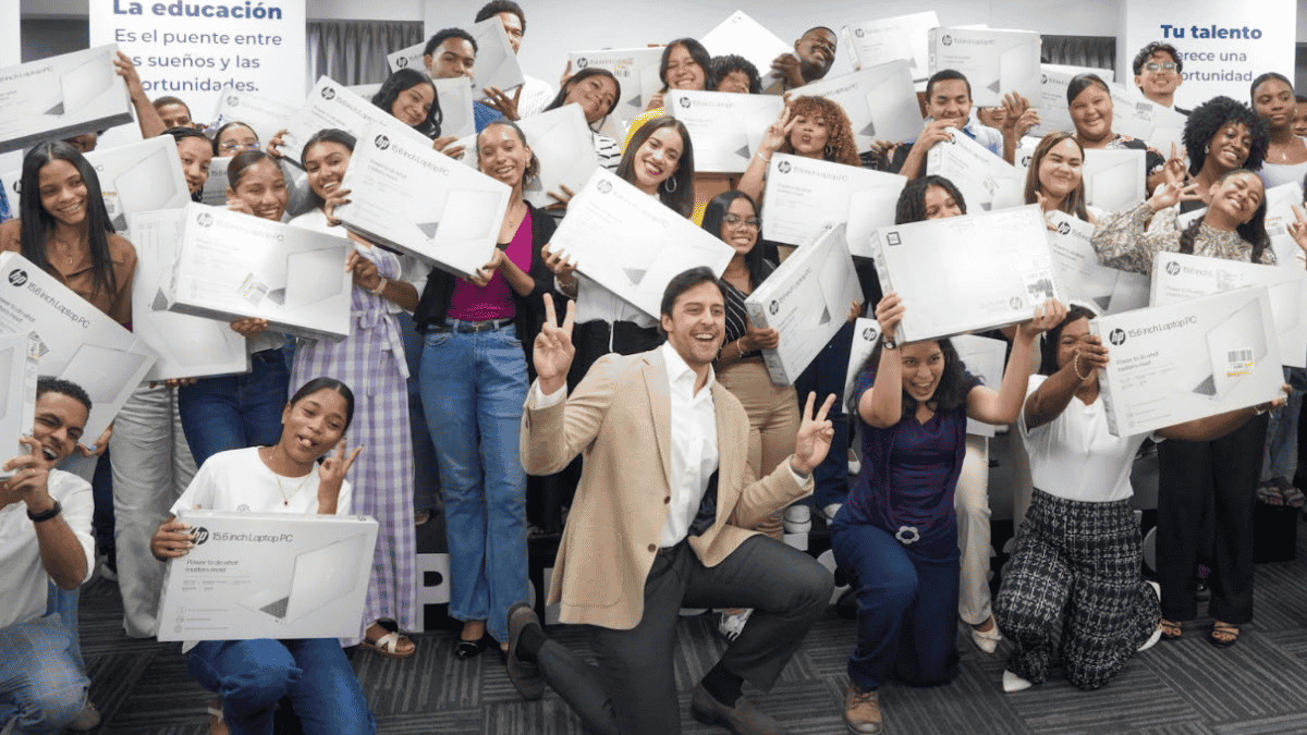 Raymond Rodríguez entrega laptops a 56 estudiantes meritorios mediante la Fundación GBC - Imagen