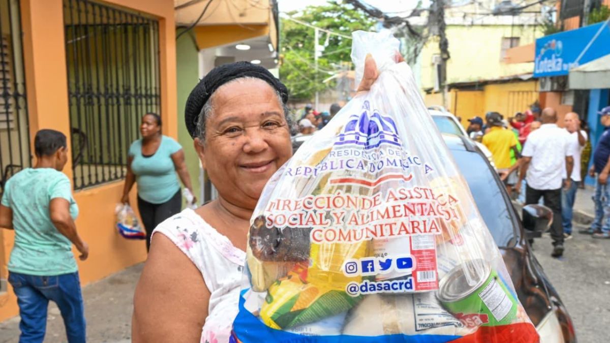 Gobierno impacta a miles de familias de Samaná con inversión de RD$15.8 millones en asistencia social y mejoramiento habitacional a través de DASAC - Imagen