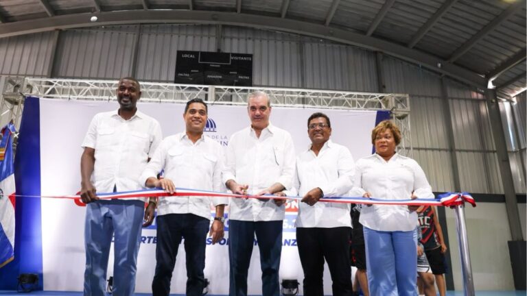 Presidente Abinader y ministro Kelvin Cruz entregan multiuso Dante Lemonier en Los Alcarrizos - Imagen