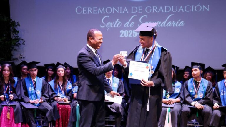 INTRANT entrega carnets de aprendizaje a los primeros bachilleres graduados este año como Guardianes del Tránsito; iniciativa formó a 620 estudiantes - Imagen