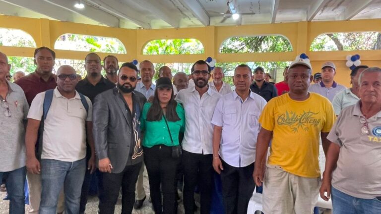 Doctor Luis Cruz Camacho reconoce el valor de los padres dominicanos con una gran celebración - Imagen