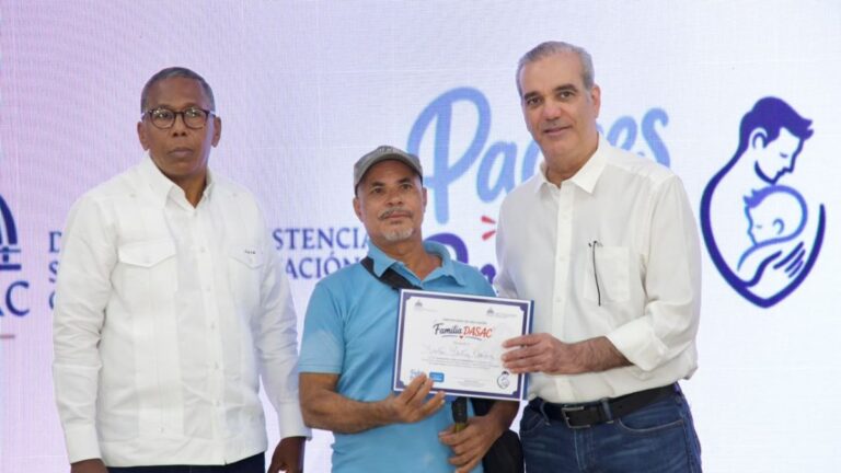 Presidente Abinader encabeza reconocimiento a miles de padres dominicanos en jornada de DASAC “Padres que Protegen” - Imagen