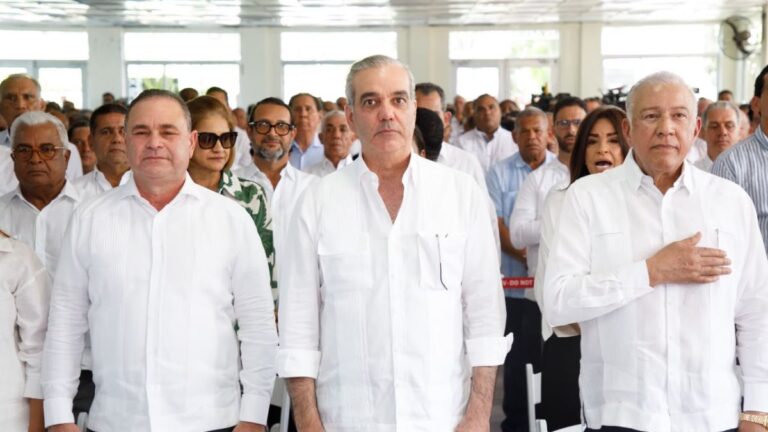 Presidente Abinader agradece el compromiso del sector agropecuario y afirma que el reconocimiento de la FAO pertenece a todo el pueblo dominicano, especialmente a hombres y mujeres que trabajan día a día en el campo - Imagen