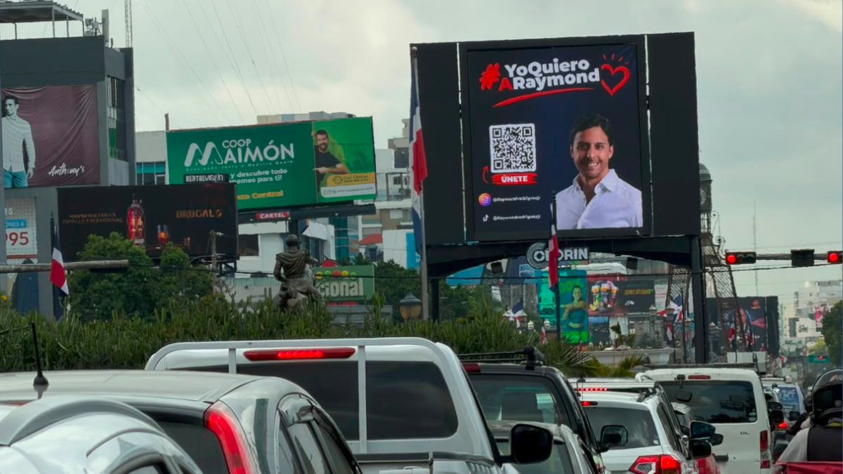 ¿TÚ TAMBIÉN LA VISTE? Las vallas de Raymond Rodríguez generan conversación en Santo Domingo - Imagen