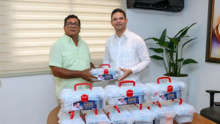 Presidente del Concejo de Regidores entrega botiquines para el Campamento de Verano "Tío Junior" en Los Alcarrizos. - Imagen