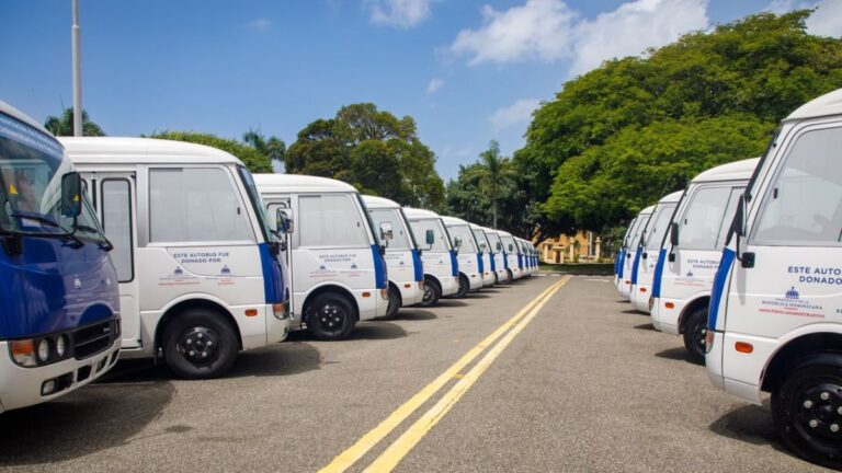 Presidente Abinader transforma la movilidad universitaria con la entrega de 40 nuevos autobuses en beneficio de miles de estudiantes de todo el país - Imagen