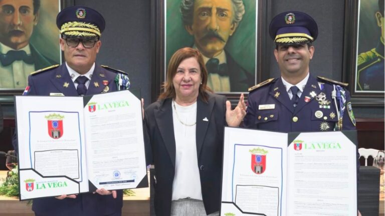 Alcaldía de La Vega distingue como hijos adoptivos y meritorios al general Juan Pablo Ferreira Verás y al coronel Rafael Guillermo Guzmán Chomalí - Imagen