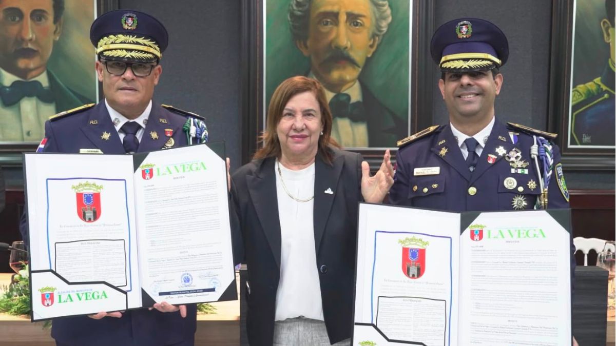 Alcaldía de La Vega distingue como hijos adoptivos y meritorios al general Juan Pablo Ferreira Verás y al coronel Rafael Guillermo Guzmán Chomalí - Imagen