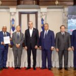 Abinader entrega seis títulos de propiedad de parques nacionales Loma Novillero y Montaña La Humeadora - Imagen