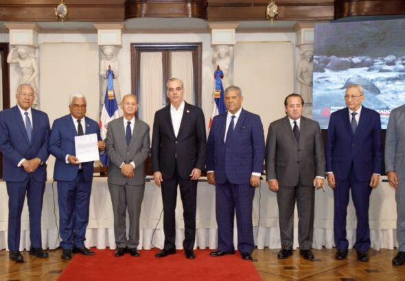 Abinader entrega seis títulos de propiedad de parques nacionales Loma Novillero y Montaña La Humeadora - Imagen