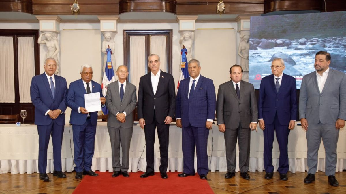 Abinader entrega seis títulos de propiedad de parques nacionales Loma Novillero y Montaña La Humeadora - Imagen