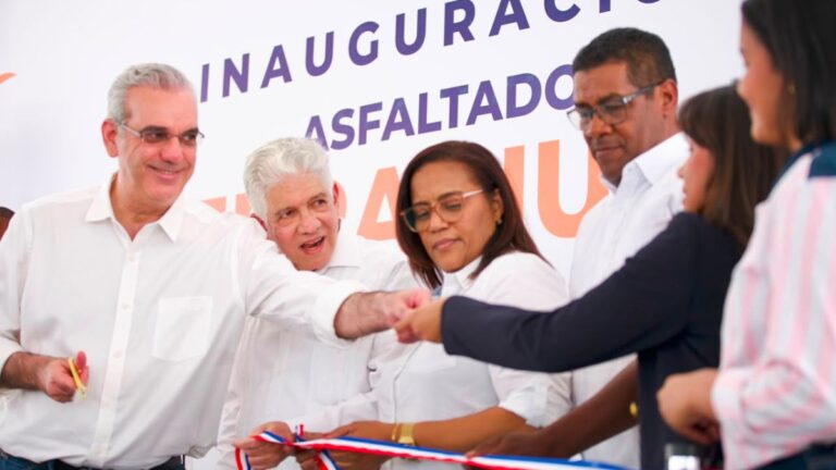 Presidente Abinader inaugura puente sobre río Penitente en Boca de Cachón uniendo comunidades históricamente aisladas; impacta a más de 11,750 personas - Imagen