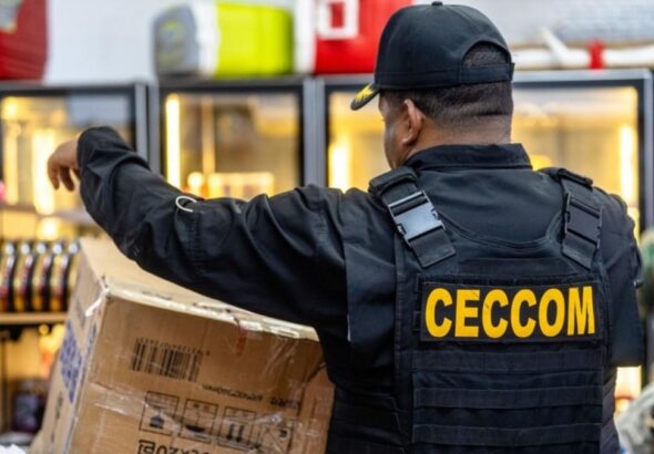 MICM y CECCOM decomisan bebidas alcohólicas y cigarrillos premium chinos valorados en más de RD$19 millones en Villa Consuelo - Imagen
