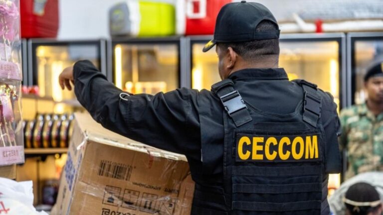 MICM y CECCOM decomisan bebidas alcohólicas y cigarrillos premium chinos valorados en más de RD$19 millones en Villa Consuelo - Imagen