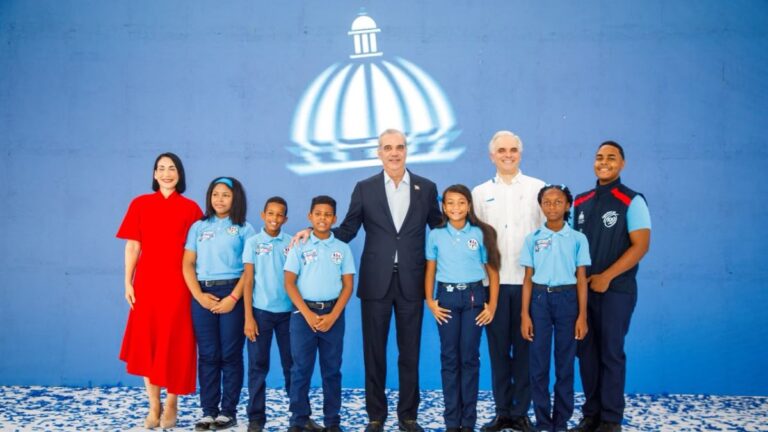 Presidente Abinader da inicio al año escolar 2026-2027 con más de dos millones de estudiantes convocados y afirma: “La República Dominicana que soñamos para el 2036 comienza hoy, en cada aula que abre sus puertas” - Imagen