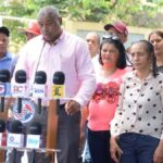La distancia mata la inocuidad”: padres de Rancho Arriba reclaman suplidores locales para el almuerzo escolar - Imagen