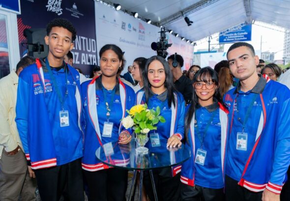 Cinco jóvenes dominicanos asumen el reto de recuperar un Récord Guinness de lectura en voz alta - Imagen