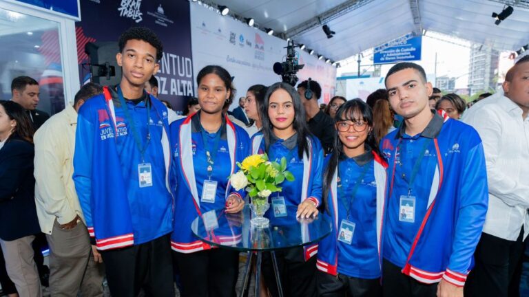 Cinco jóvenes dominicanos asumen el reto de recuperar un Récord Guinness de lectura en voz alta - Imagen
