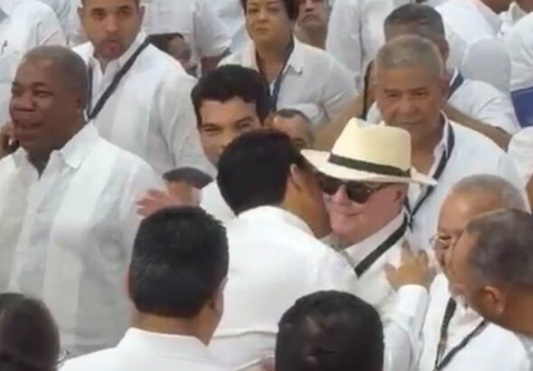 Hipólito y David se saludan con cariño y beso - Imagen