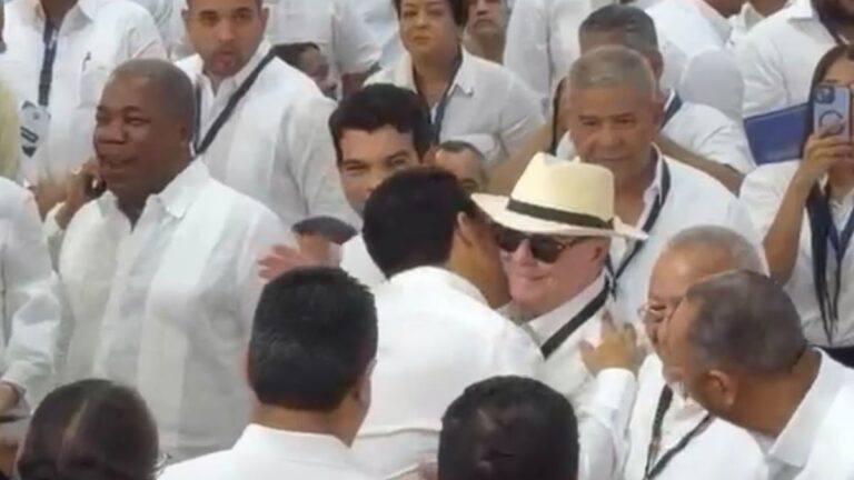 Hipólito y David se saludan con cariño y beso - Imagen