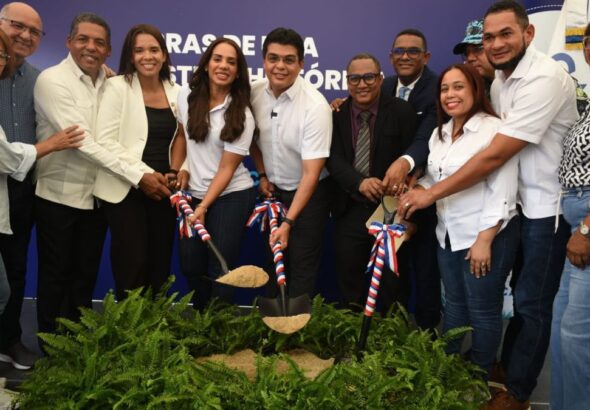 Fellito Suberví inicia el saneamiento de cañada en Los Guaricanos - Imagen
