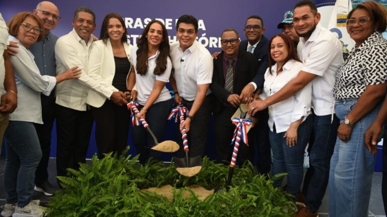 Fellito Suberví inicia el saneamiento de cañada en Los Guaricanos - Imagen