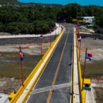 Tras más de 40 años de espera, presidente Abinader inaugura puente Los Hierros en Baní, que conectará comunidades y fortalecerá producción agrícola - Imagen