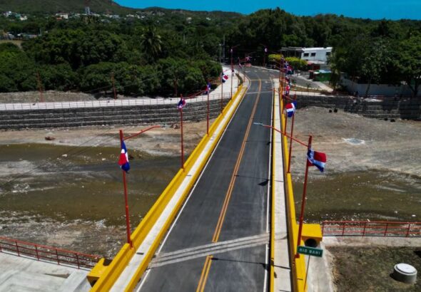 Tras más de 40 años de espera, presidente Abinader inaugura puente Los Hierros en Baní, que conectará comunidades y fortalecerá producción agrícola - Imagen
