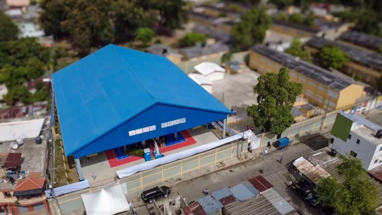 Presidente Abinader inaugura techado de centro educativo en Cambita en beneficio de 700 estudiantes y toda la municipalidad - Imagen