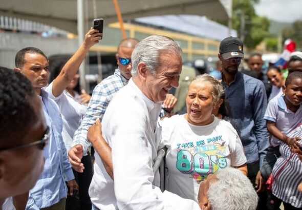 Luis Abinader agradece el cariño y respaldo recibido de su gente en San Cristóbal - Imagen