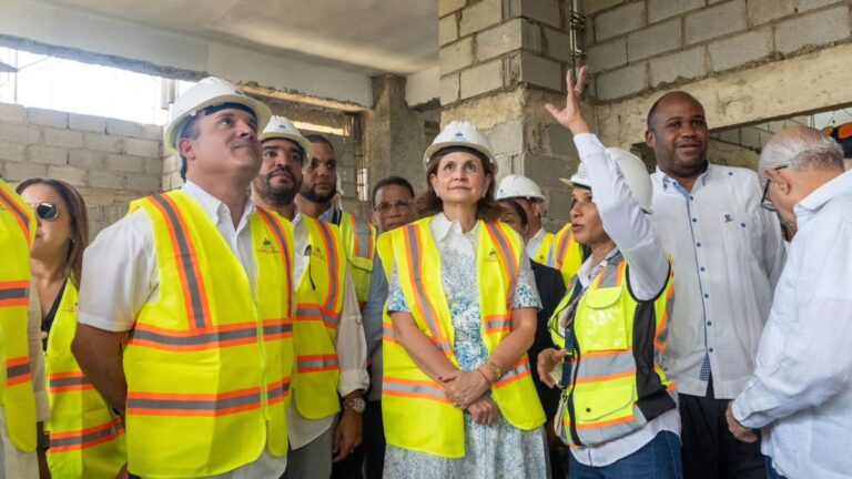 Vicepresidenta Raquel Peña supervisa construcción del Hospital Traumatológico Luis L. Bogaert en Mao - Imagen