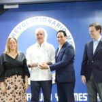Abinader destaca importancia de Escuela de Formación del PRM y pide a Manuel Conde permanecer en el cargo - Imagen