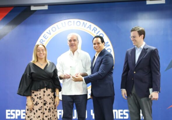 Abinader destaca importancia de Escuela de Formación del PRM y pide a Manuel Conde permanecer en el cargo - Imagen