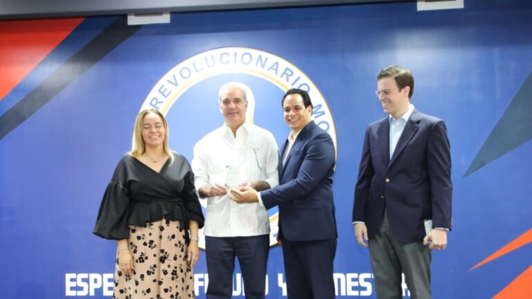 Abinader destaca importancia de Escuela de Formación del PRM y pide a Manuel Conde permanecer en el cargo - Imagen