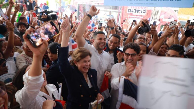 República Dominicana rompe récord con 500 horas de lectura corrida - Imagen