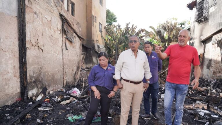 Gobierno acude en auxilio de familias afectadas por incendio en la zona Colonial a través de DASAC - Imagen