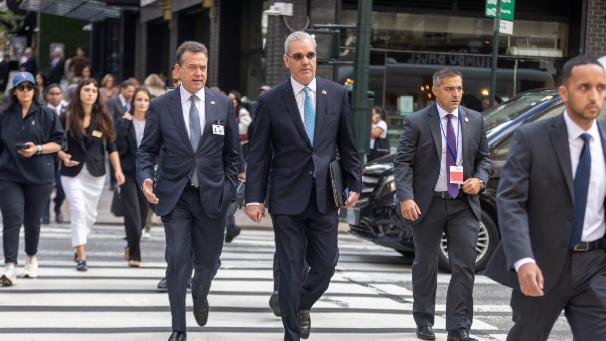Abinader recorre a pie calles de Nueva York durante su trayecto hacia la Asamblea General de la ONU - Imagen