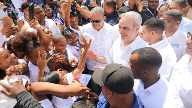 Abinader retoma agenda nacional con entrega de obras y títulos de propiedad - Imagen