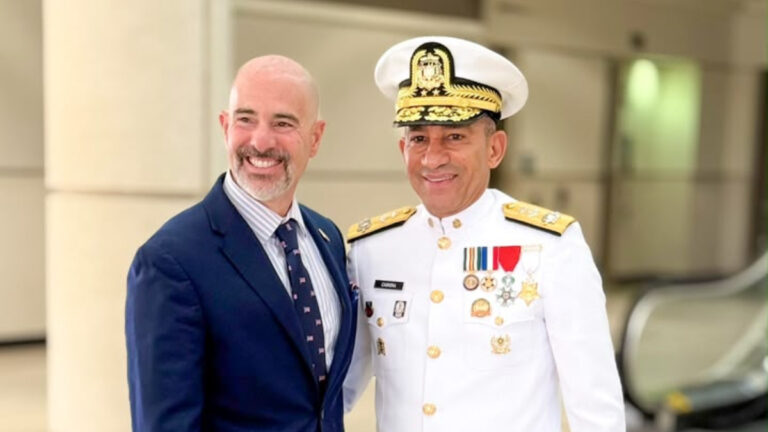 Administrador de la DEA Terry Cole reconoce labor de la DNCD y reafirma compromiso de fortalecer la cooperación contra el narcotráfico internacional - Imagen