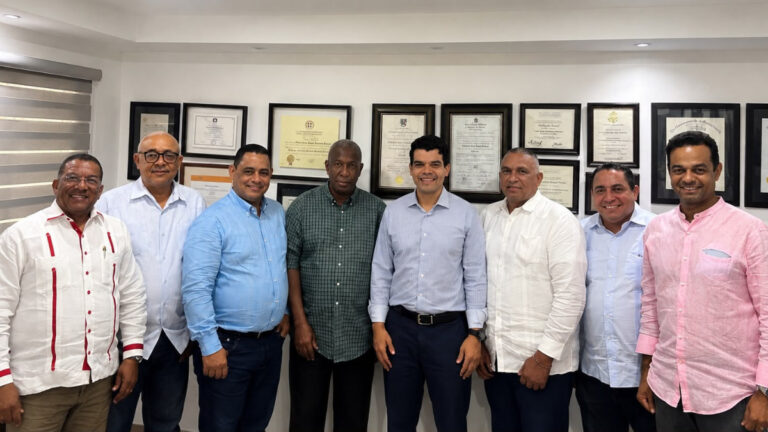 Cinco exdiputados se suman al proyecto presidencial de Wellington Arnaud - Imagen
