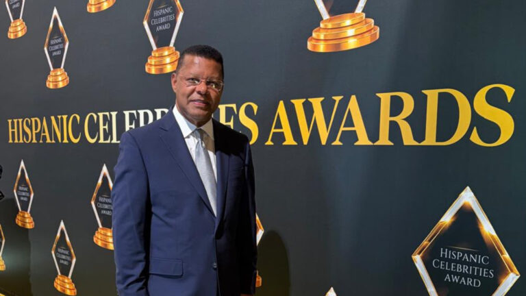 Dany Alcántara recibe en Miami el  premio nuevo líder de los medios de comunicación de República Dominicana - Imagen