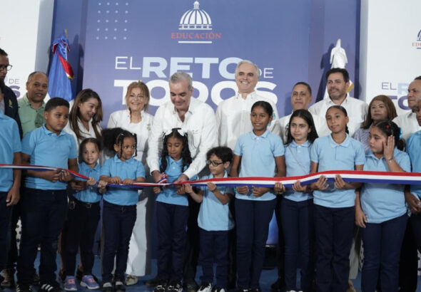 Estudiante destaca nuevas oportunidades que abre escuela entregada por el Gobierno en El Naranjal - Imagen