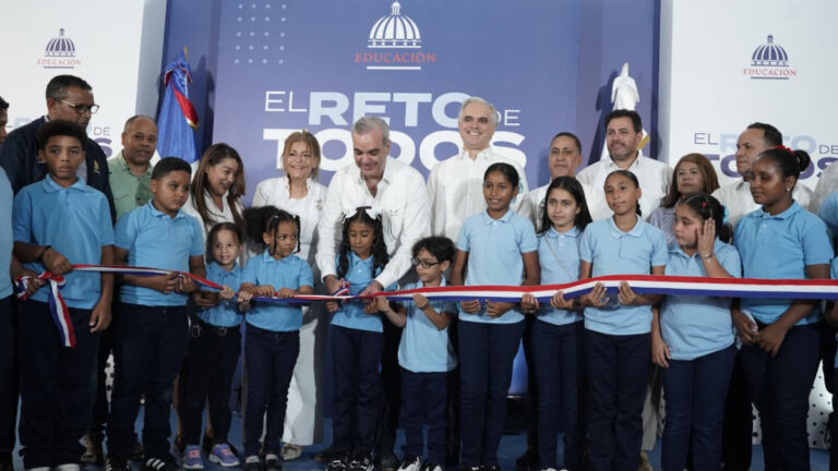 Estudiante destaca nuevas oportunidades que abre escuela entregada por el Gobierno en El Naranjal - Imagen