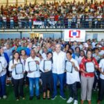 Presidente Abinader entrega 1,500 títulos que dan seguridad jurídica a 6,000 personas en El Almirante II y protegen el patrimonio de sus familias - Imagen