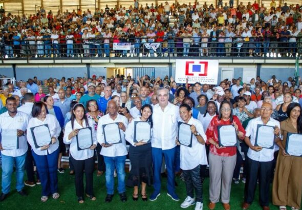 Presidente Abinader entrega 1,500 títulos que dan seguridad jurídica a 6,000 personas en El Almirante II y protegen el patrimonio de sus familias - Imagen