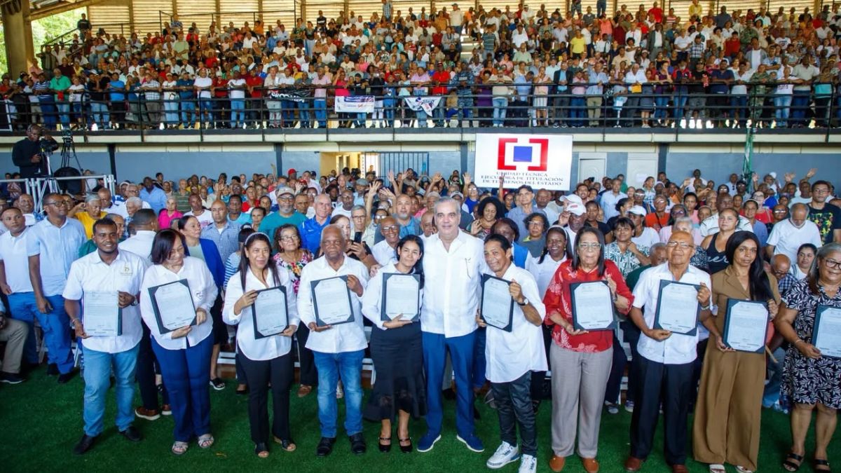 Presidente Abinader entrega 1,500 títulos que dan seguridad jurídica a 6,000 personas en El Almirante II y protegen el patrimonio de sus familias - Imagen