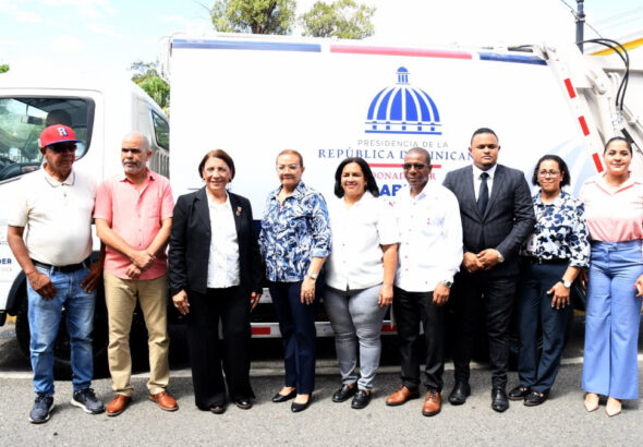 La Vega recibe nuevo camión recolector de desechos sólidos donado por el presidente Luis Abinader - Imagen