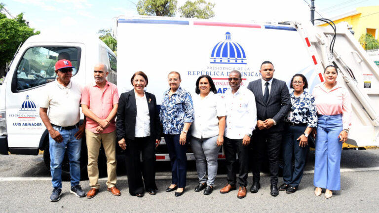 La Vega recibe nuevo camión recolector de desechos sólidos donado por el presidente Luis Abinader - Imagen