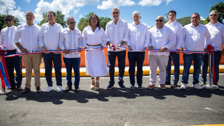 Padre Joaquín Pérez: Puente sobre el Río La Leonora se veía imposible, pero está hecho porque hay voluntad del presidente Abinader de ayudar a un pueblo que lo necesita - Imagen