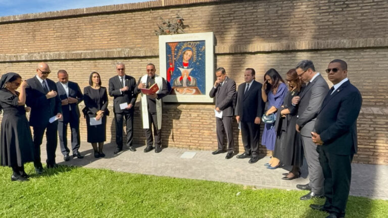 Presidente Abinader pide al pueblo dominicano orar por la salud del papa León XIV desde el Vaticano - Imagen